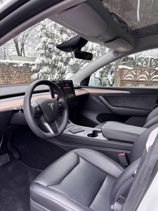 Tesla Model Y Long Range 2024