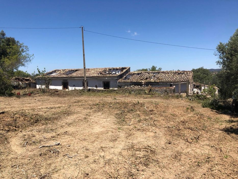 Terreno urbano de 4000m² com ruína e vista panorâmica