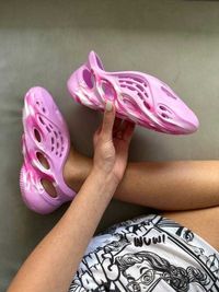 Жіночі рожеві шльопанці-сланці Yeezy Foam Runner 
Pink кроссовки