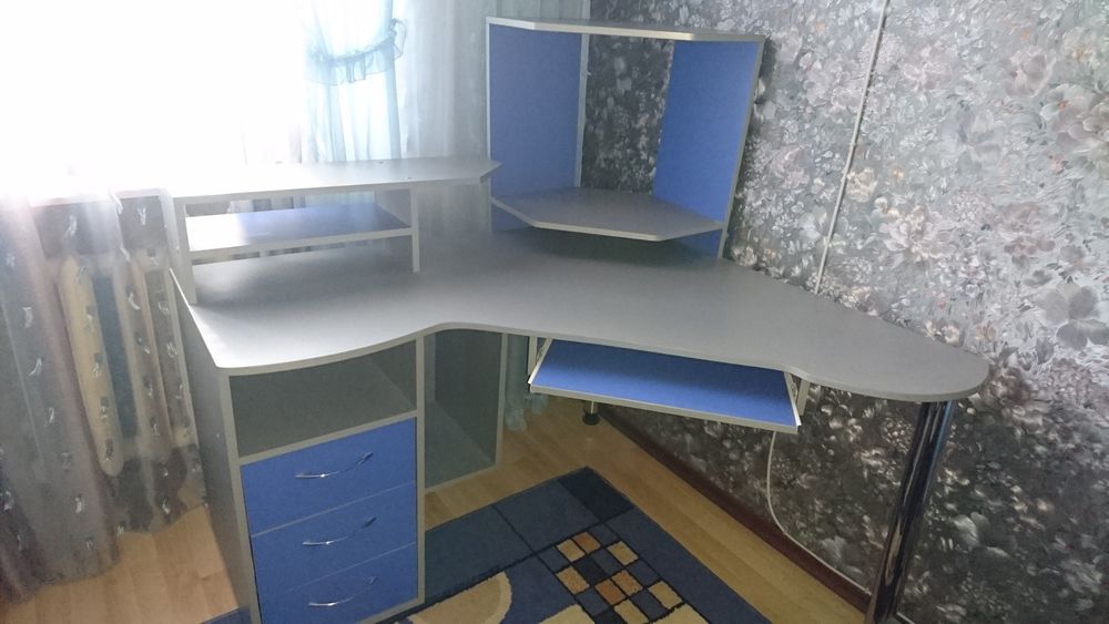 Компьютерный письменный угловой стол