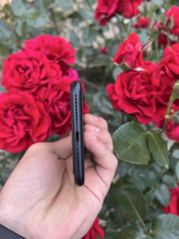 Продам iPhone 7+ plus Black 32BG.
