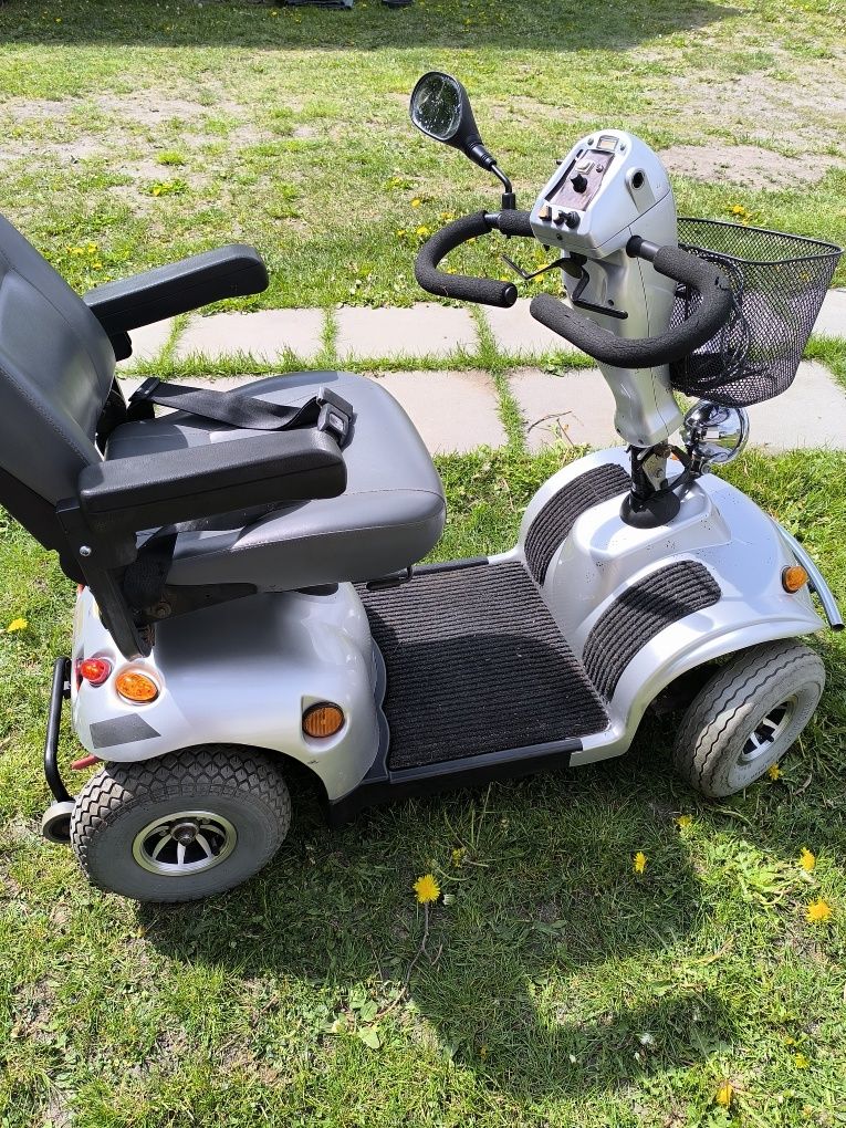 Wózek seniora elektryczny na dużych kołach