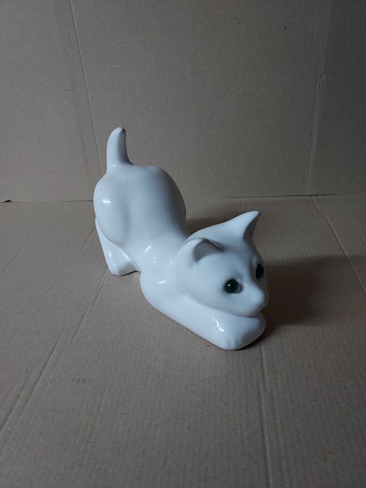 Gato Branco em Posição de Caça – Estatueta em Cerâmica