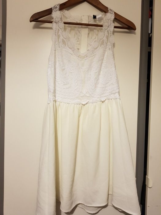 Biała sukienka z koronkową górą