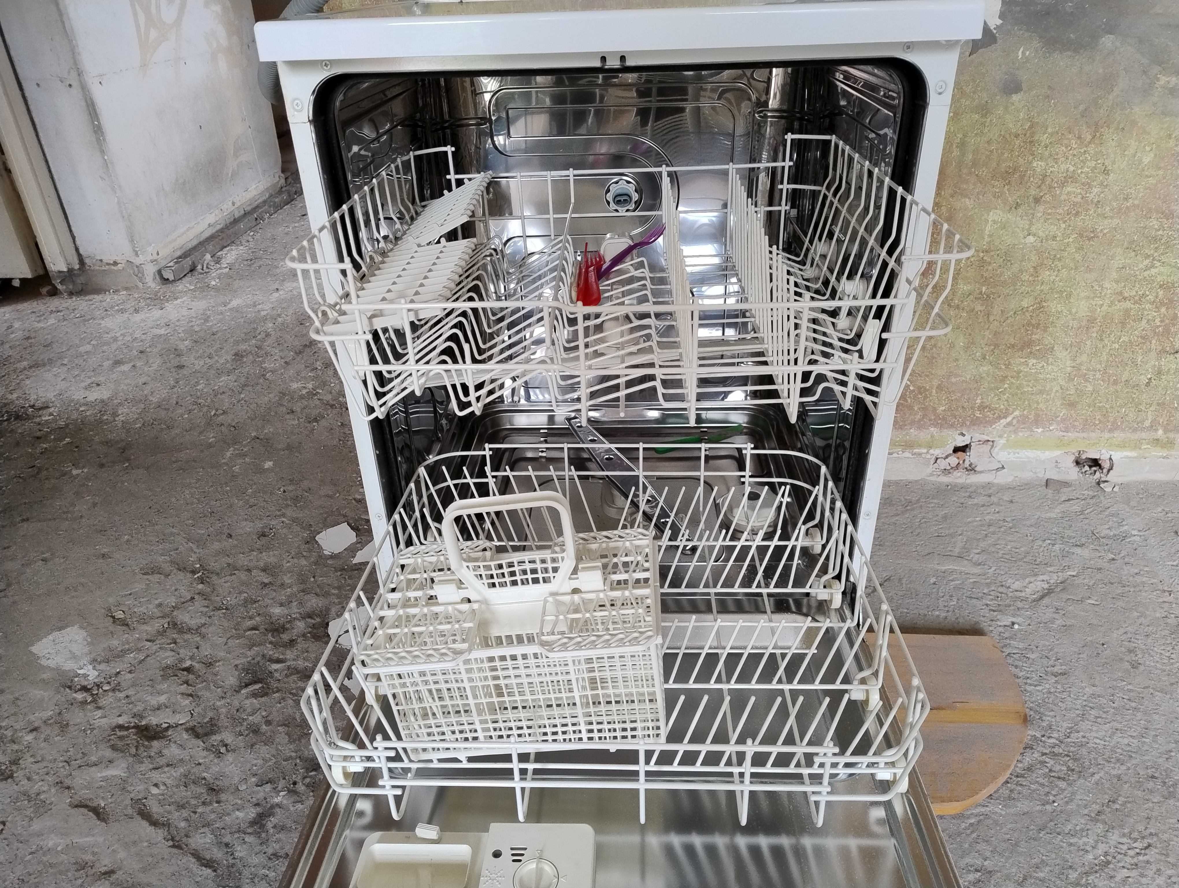 Zmywarka mechaniczna Amica ZWS-604, używana, ale sprawna i czysta
