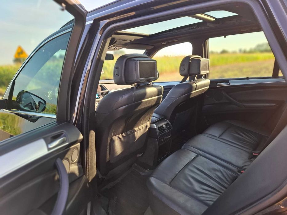 Sprzedam BMW X5! Stan bardzo dobry, gotowe do jazdy.