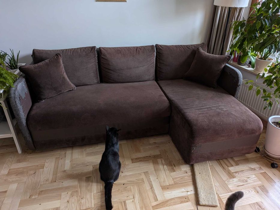 Sofa z funkcją spania i pojemnikiem na posciel
