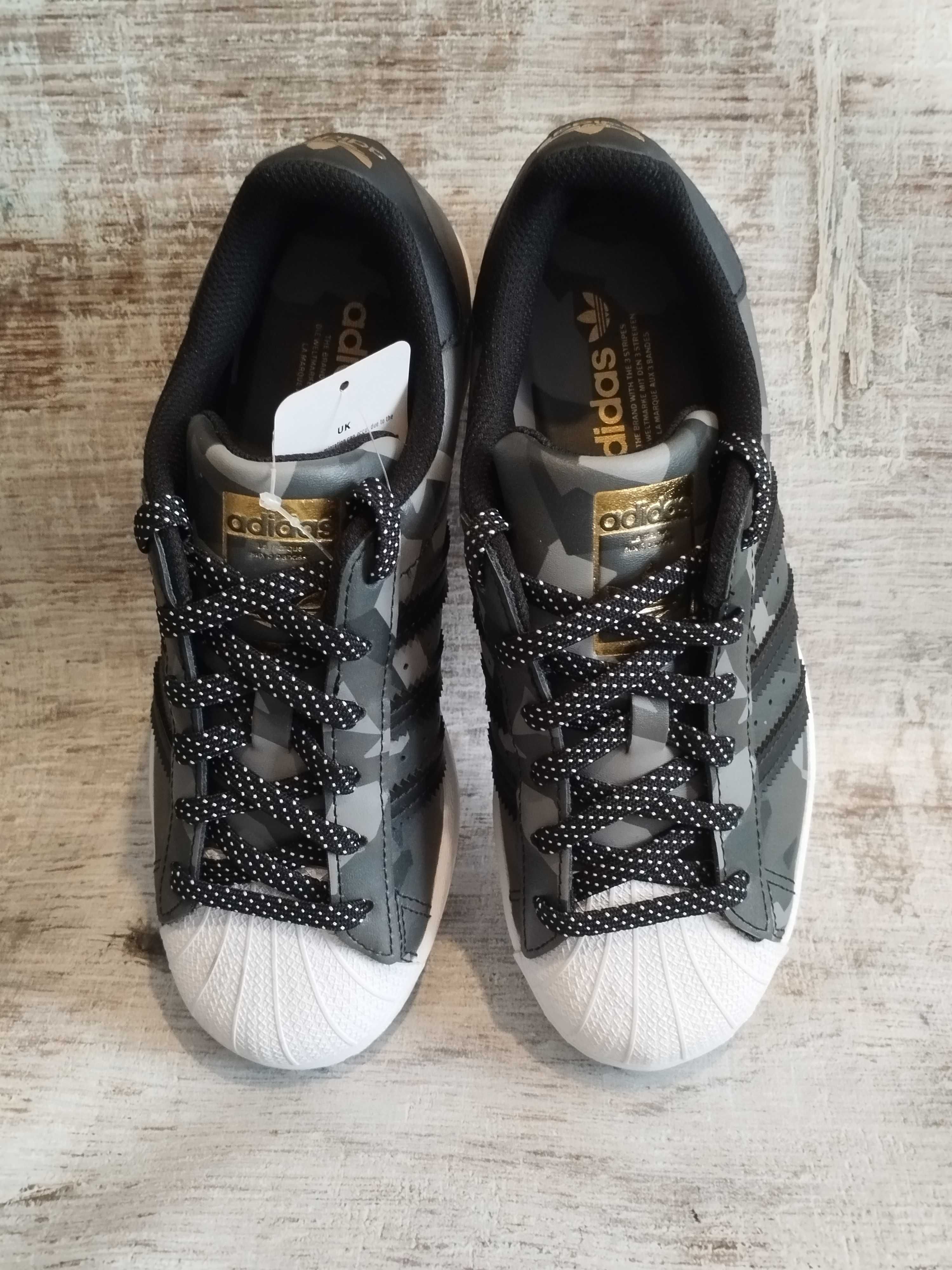Adidas Superstar z limitowanej edycji.