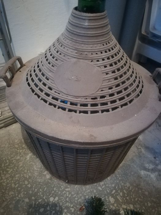 Baniak na wino z koszem.