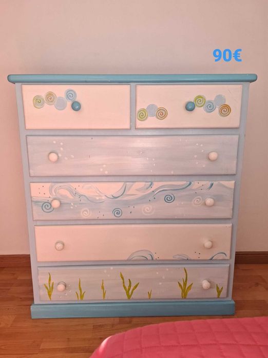 Comoda em madeira pintada á mão