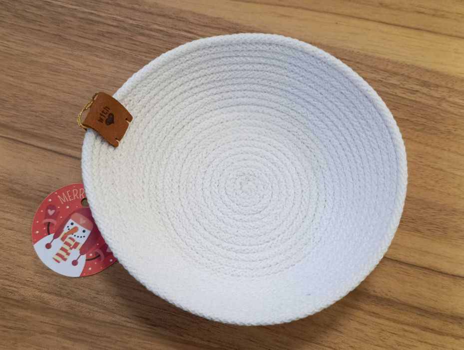 Biały pojemnik na cukierki