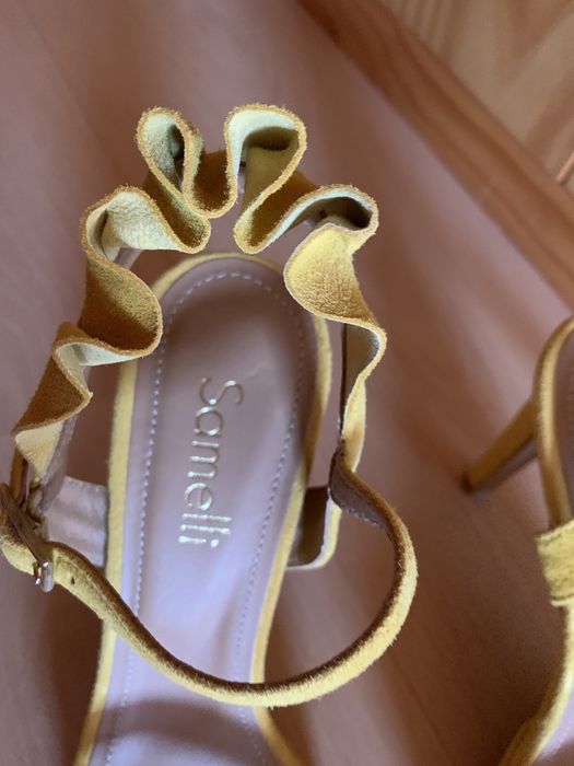 Sapato alto amarelo novo