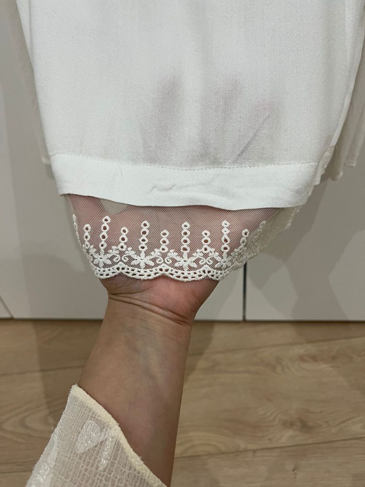 Camisola branca com manga 3/4 e renda fina em baixo tam S bershka