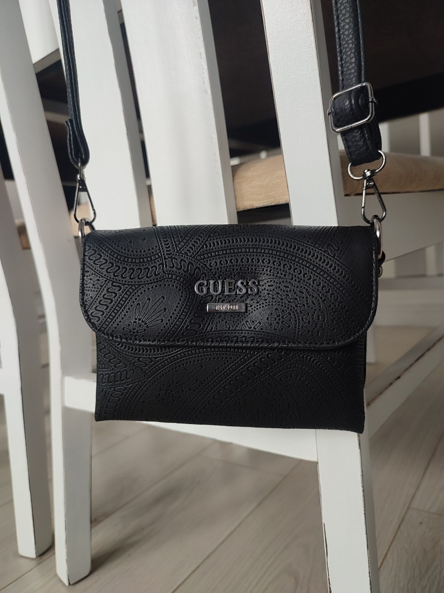 Mała czarna torebka damska elegancka skórzana Guess