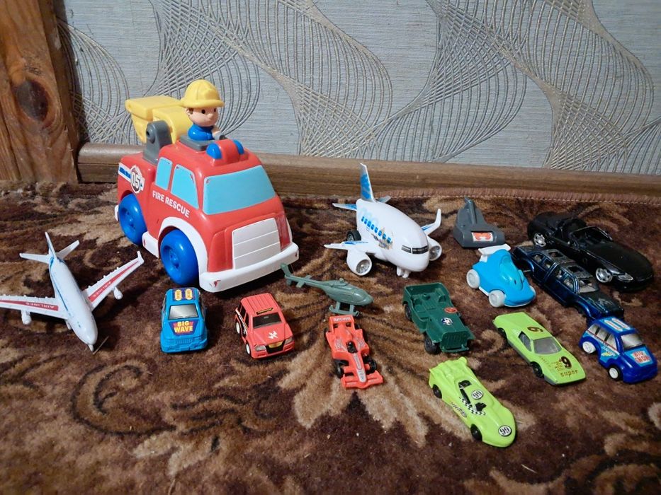 Іграшки машинки .