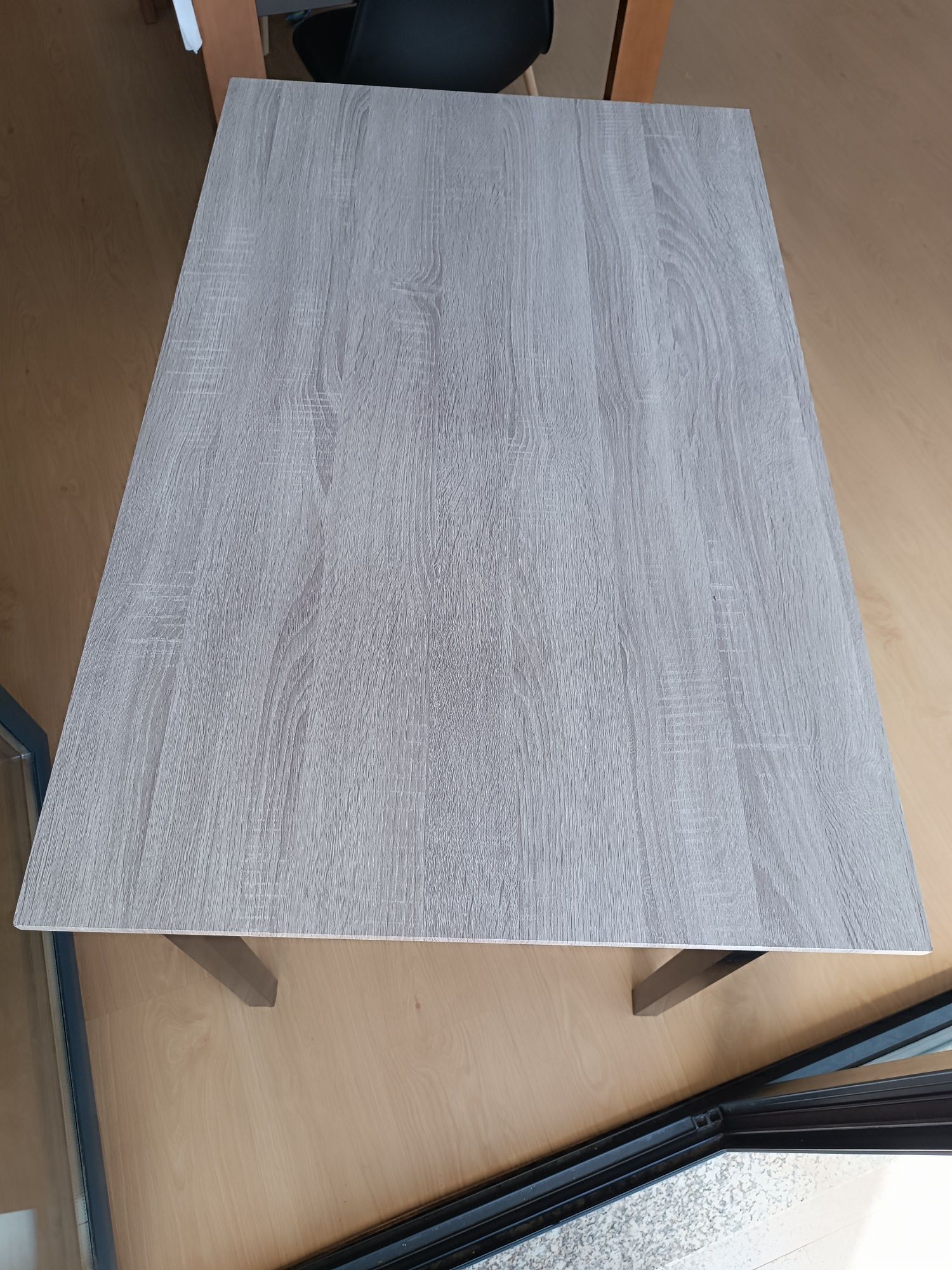 Mesa com estrutura metálica
