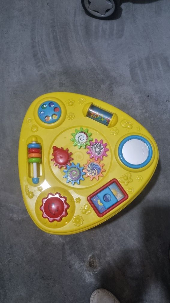 Mesa de atividades para criança