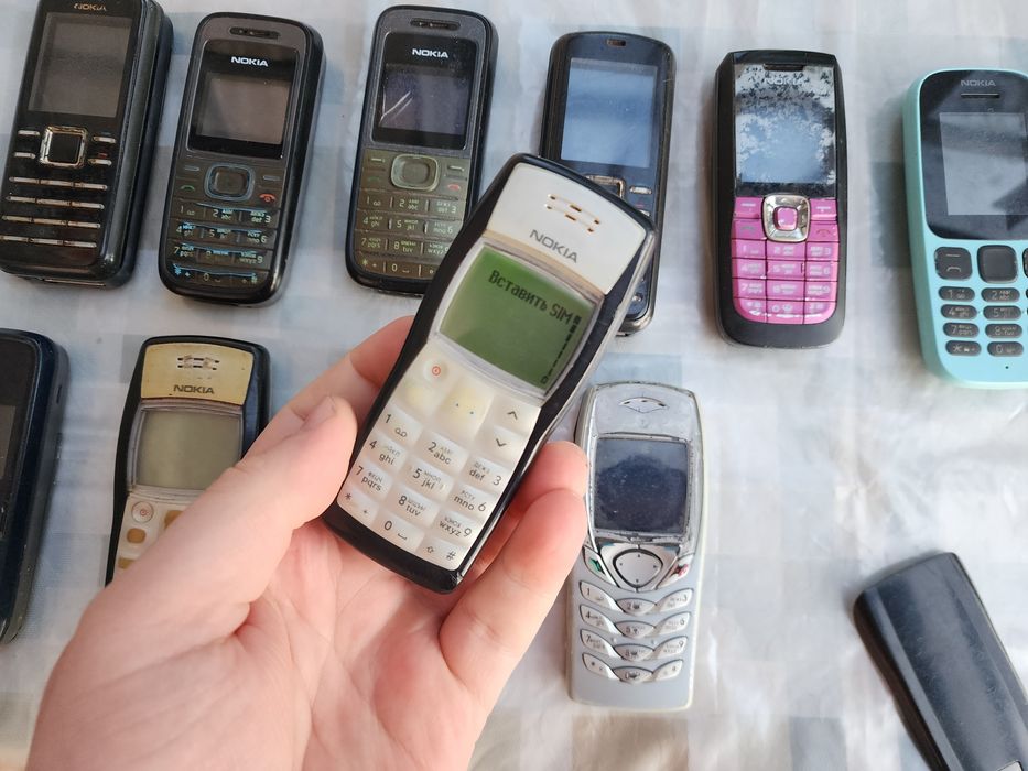 Мобильный телефон Nokia 1100.Продажа лота.