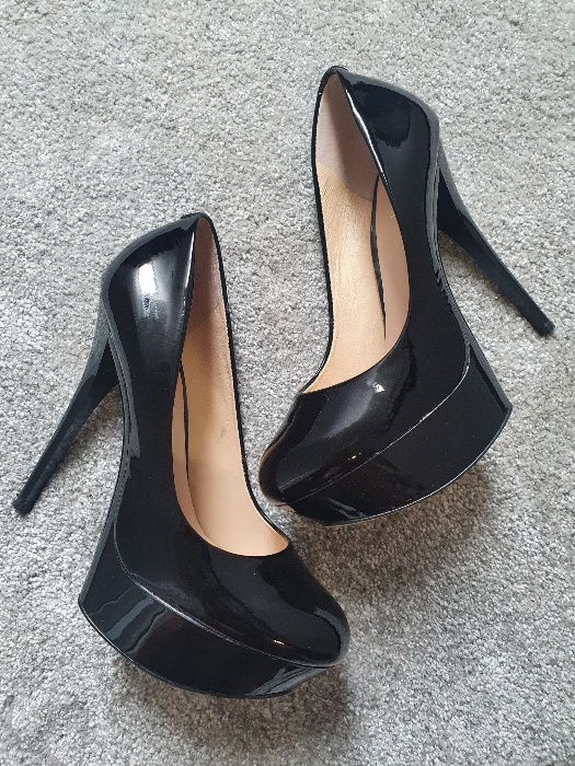 Sapatos verniz preto GUESS