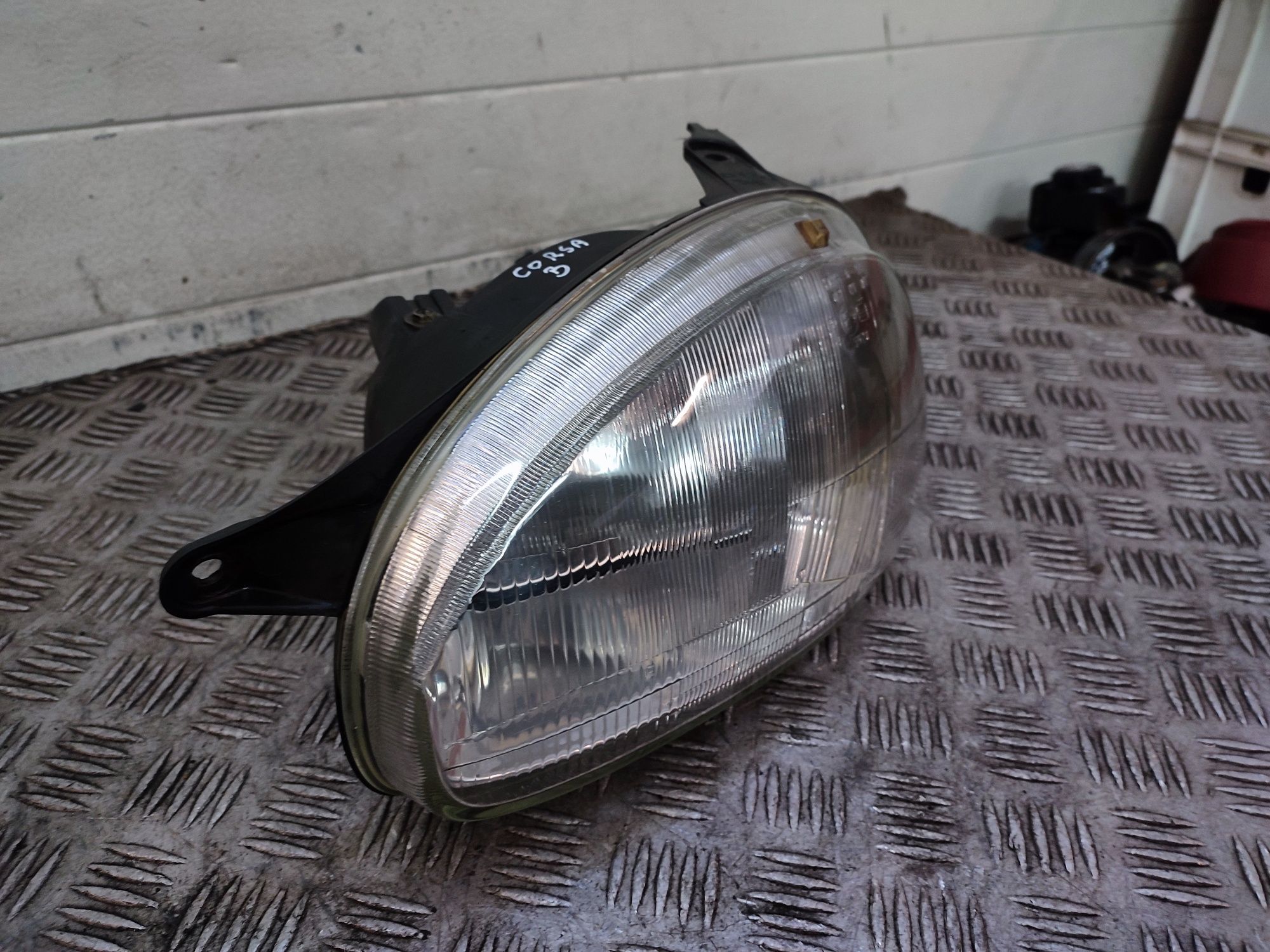 Opel Corsa B reflektor lewy lampa lewy przód przednia