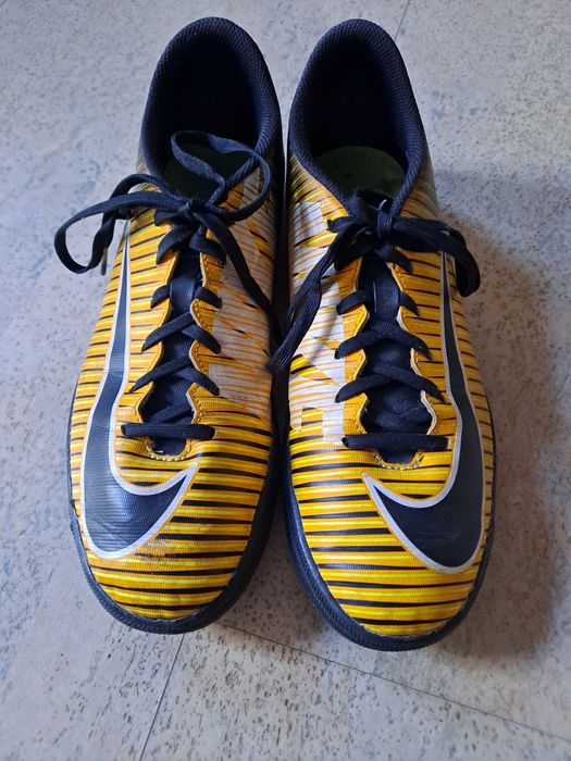 Żółte buty Nike do gry w piłkę nożną