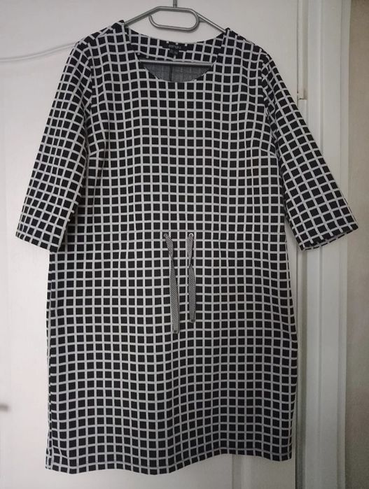 Sukienka  marki Esmara, charakteryzujący się czarno-białym wzorem w kr
