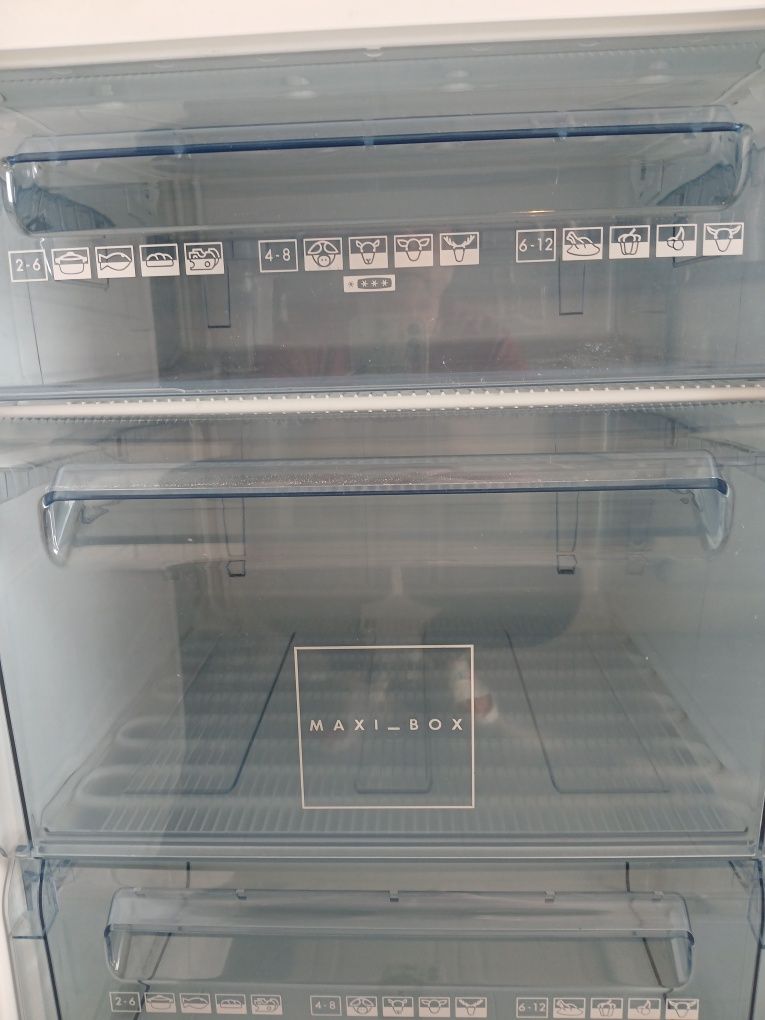 Arca congeladora vertical AEG