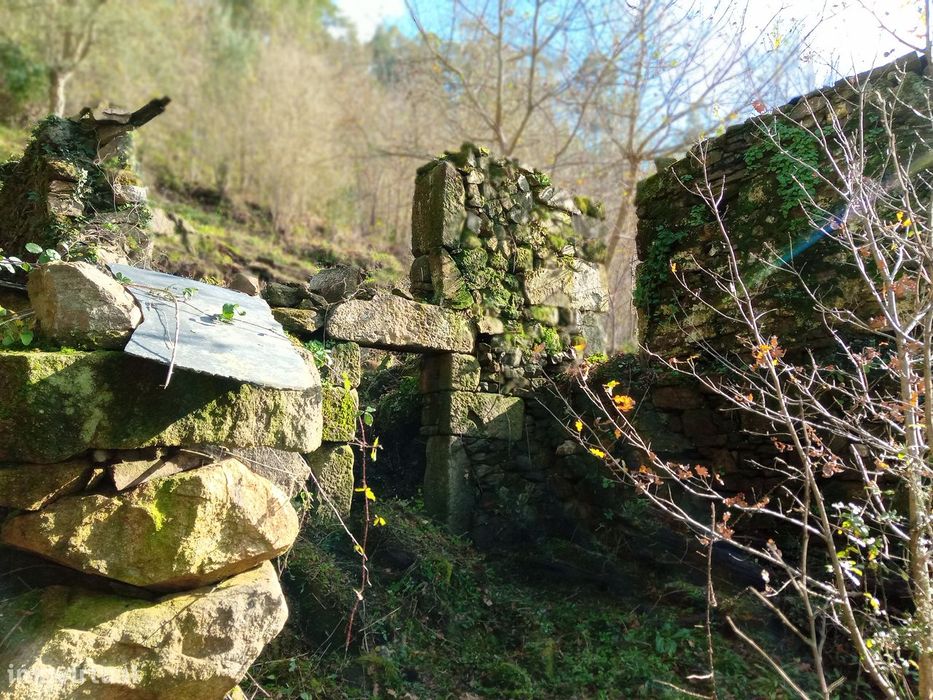 Venda de terreno rústico, com possibilidade de construção.