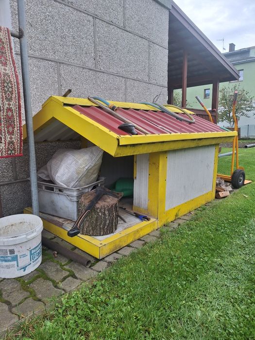 Buda dla psa z płyty warstwowej