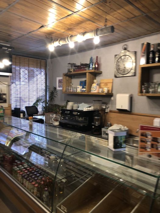 Cedencia de posiçao de pequeno snack-bar em zona de movimento