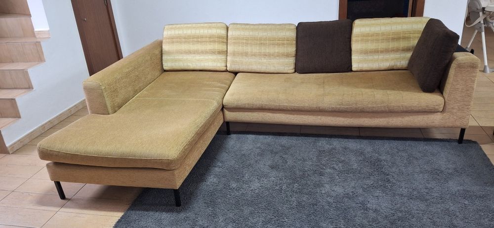 Sofá com chaise longue e mesa.