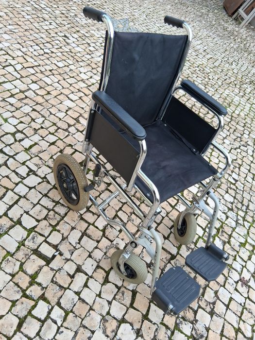 Cadeira de rodas para pessoas com deficiência