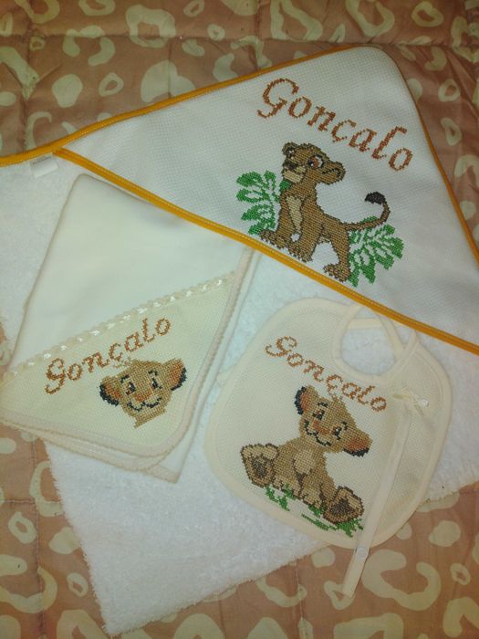 Pecas bordadas a mão em ponto de cruz