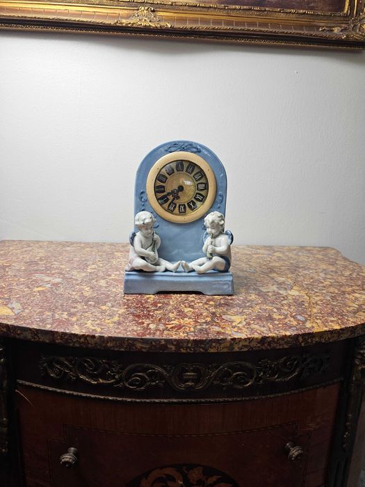 Antyk angielski zegar kominkowy, porcelana "Dwa cherubiny" 20 cm