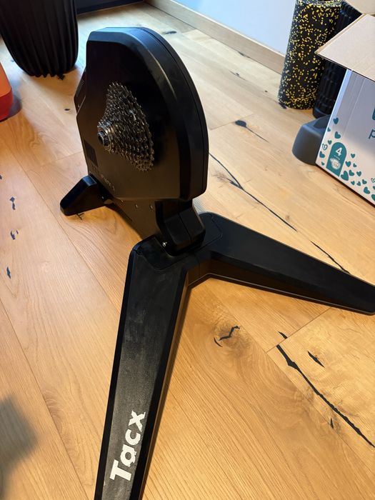 Tacx Flux S Smart Trenażer rowerowy