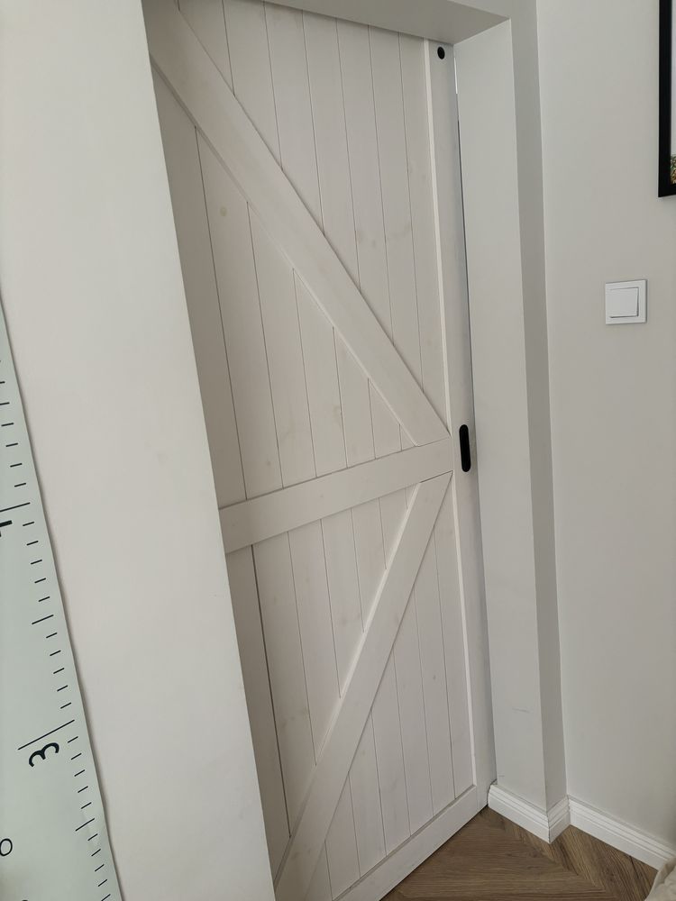 Drzwi przesuwane drewniane z szyną