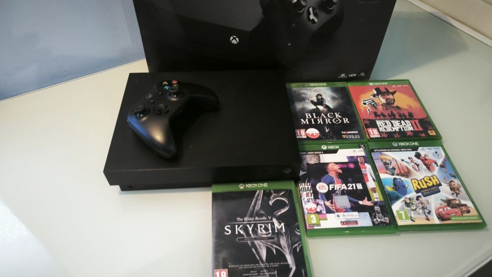 Xbox One X 1Tb 4K +gry