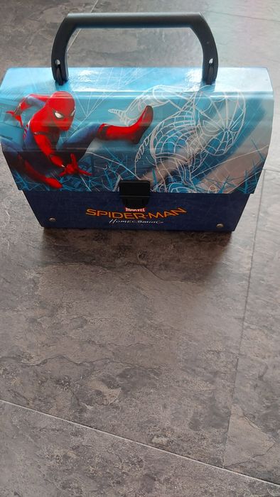 Pudełko otwierane z rączką