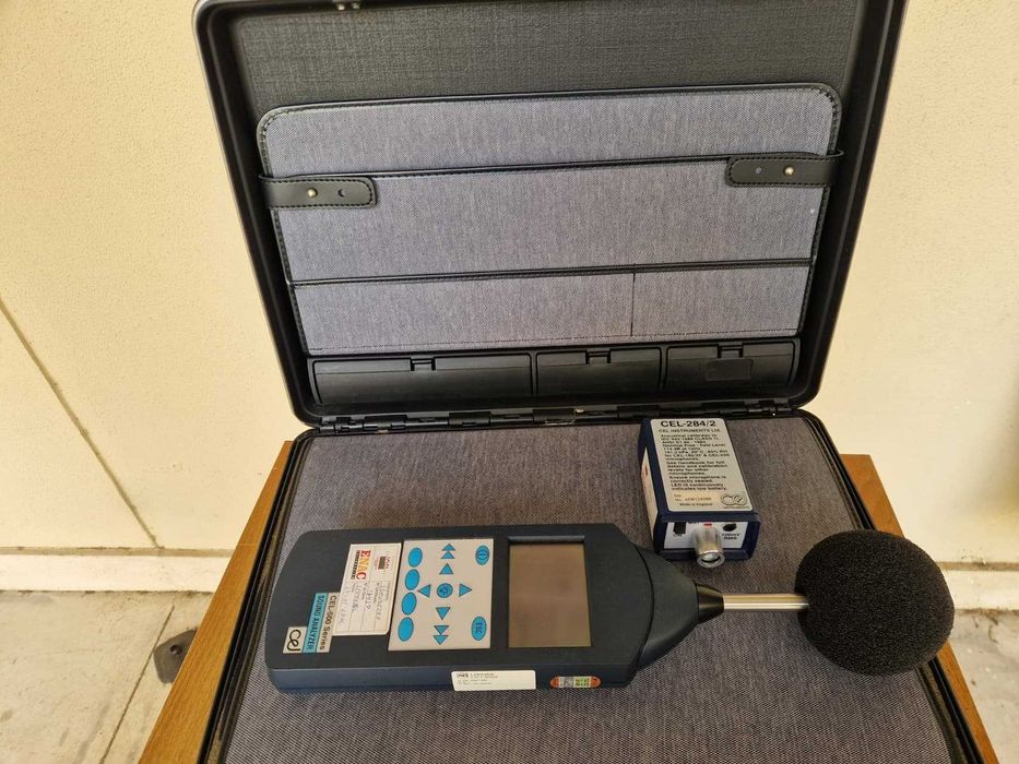 Sonómetro profissional CEL-500 Series + calibrador CEL-284/2