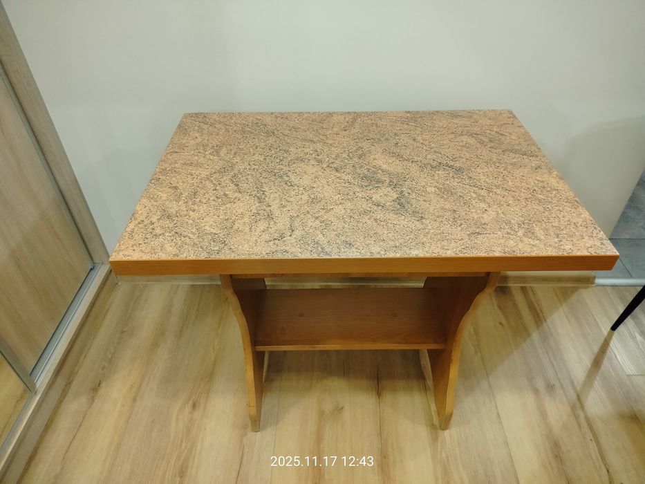 Rogówka kuchenna wraz z pufami i stołem