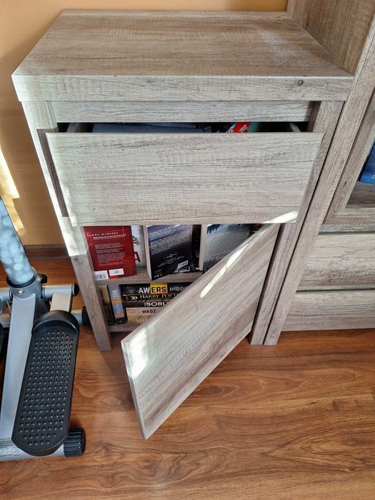 Komoda z drzwiami i szufladami efektowna