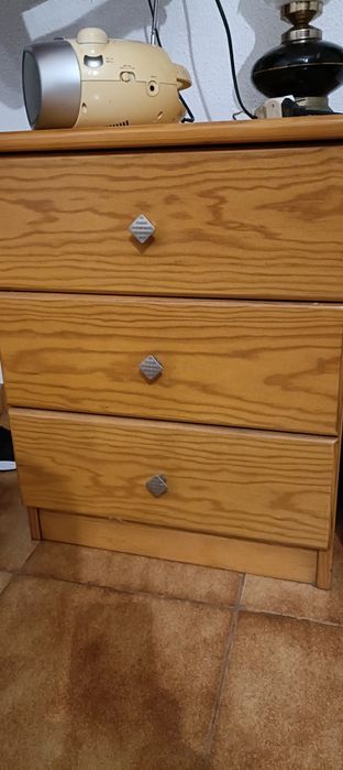 Cama em pinho + Mesinha