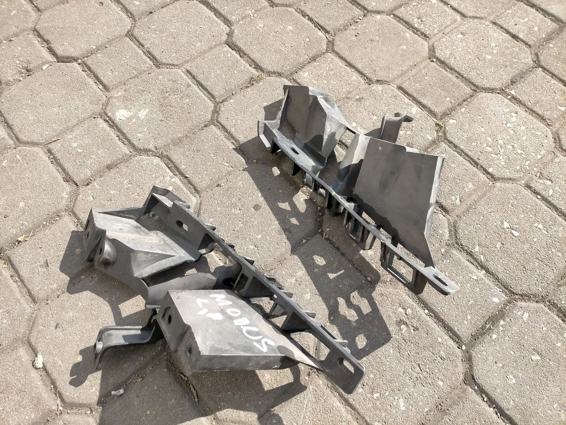 Ślizg wspornik zderzaka przód Renault Modus 8200213544 820021560