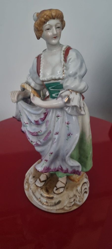 Zabytkowa porcelanowa figurka ,,Dama z koszykiem,,