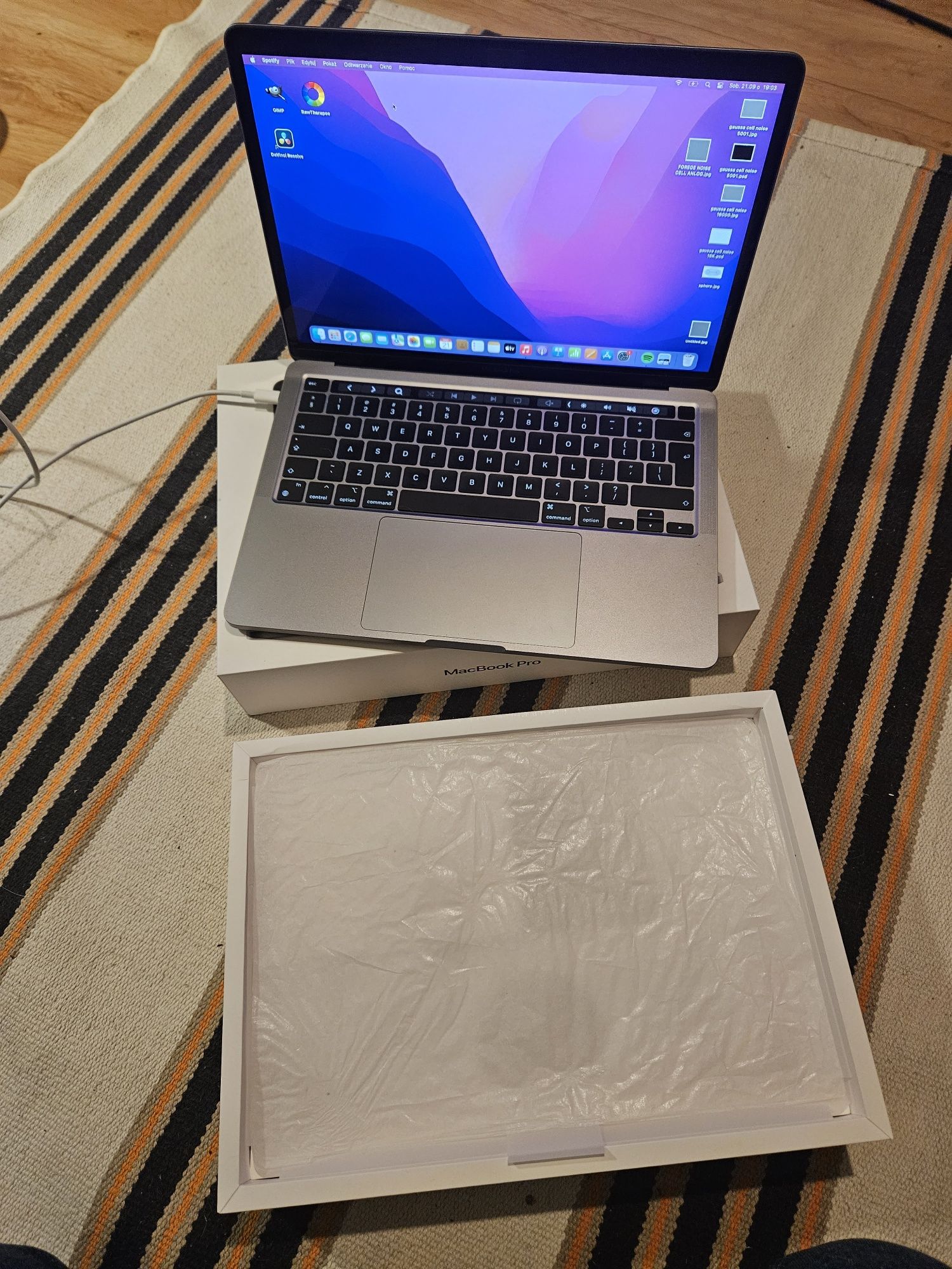 MacBook Pro 13 M2 2022
16GB Dysk 251GB ssd
8 rdzeni CPU
10 rdzeni gpu