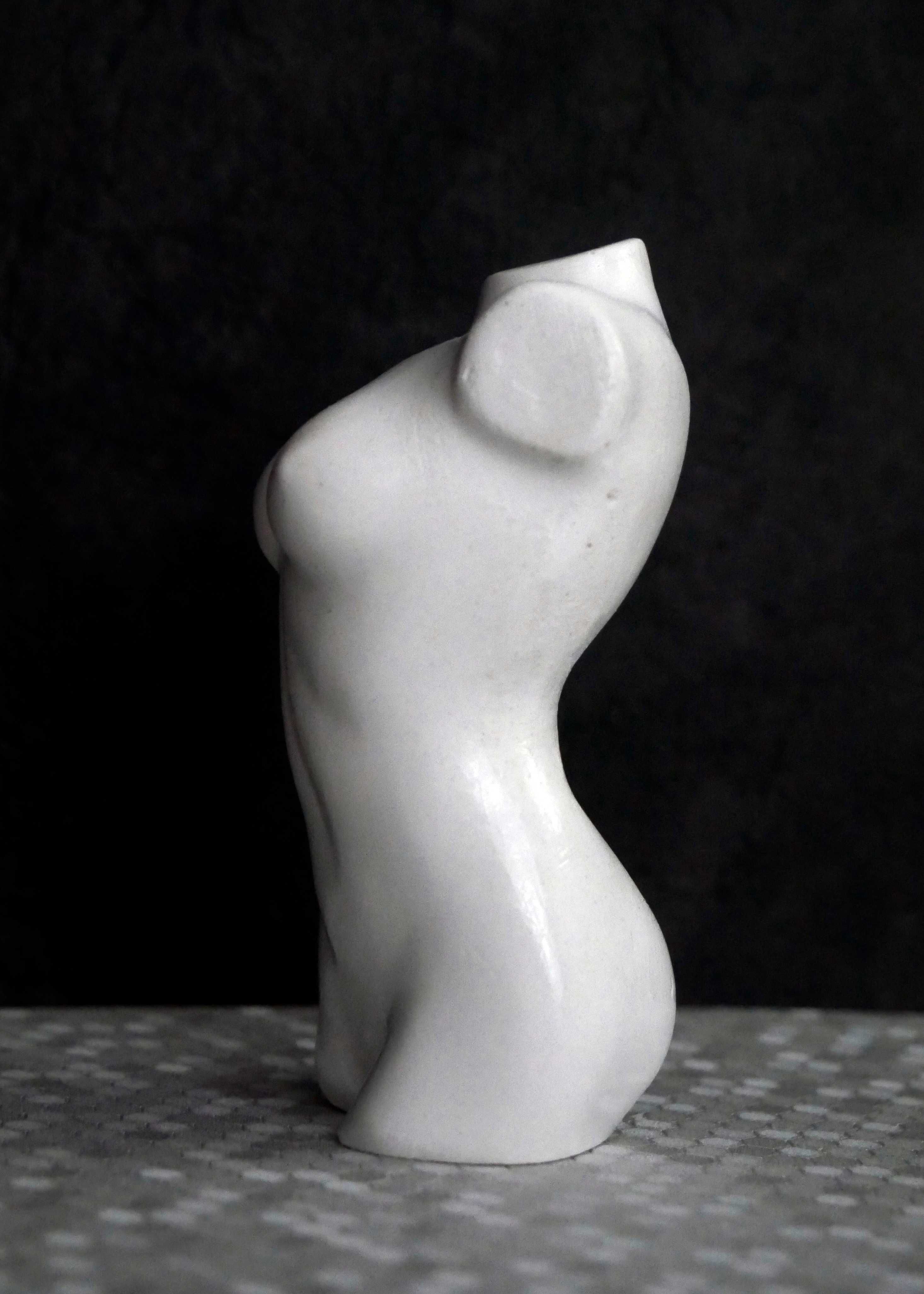 Rzeźba z gipsu, figurka kobiety w bieli, wys. 8,4 cm