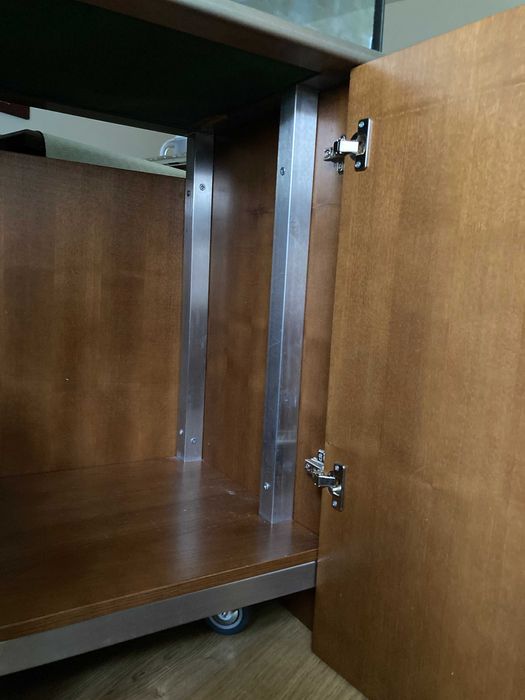 Aquario com móvel de suporte