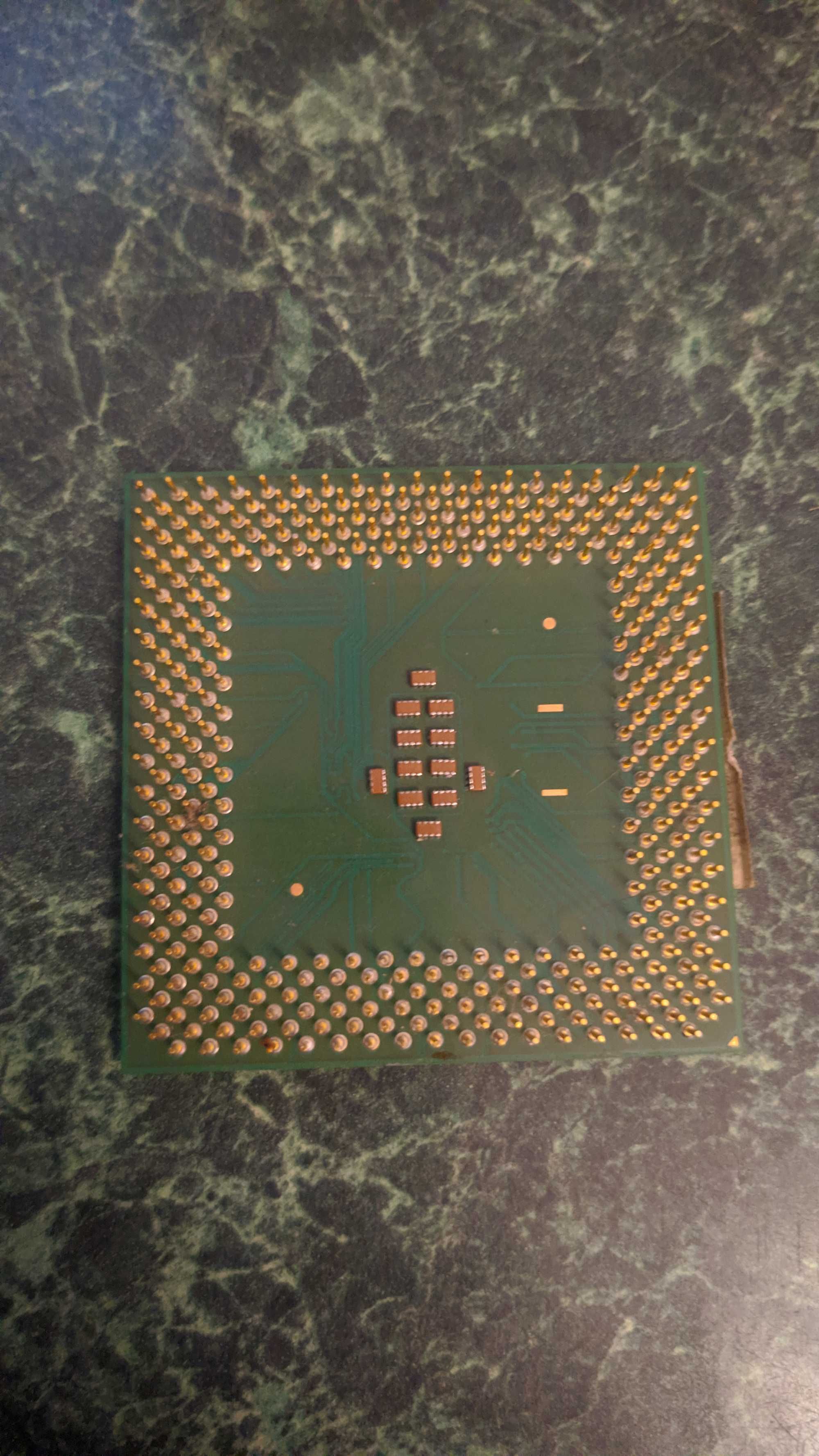 Ретро процессор Intel Celeron 1000A