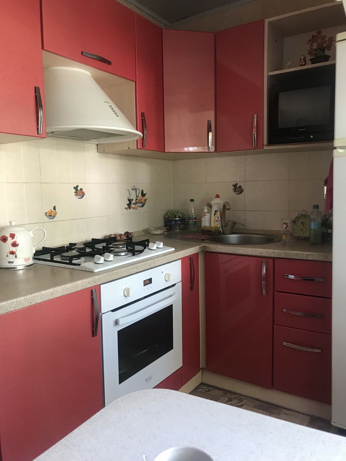 Продам хорошую кухню с техникой. Цвета коралла с серебром.