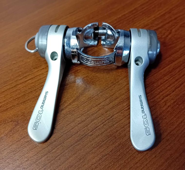 RETRO manetki.Dźwignie przerzutek Shimano 105 SL-1055, /ładny stan/.